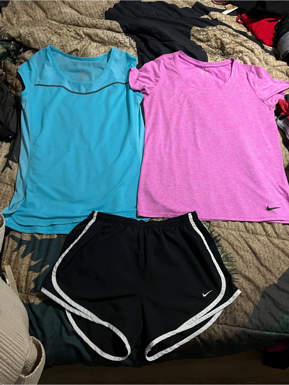 (3) EUC NIKE WOMENS BUNDLE SIZE MEDIUM